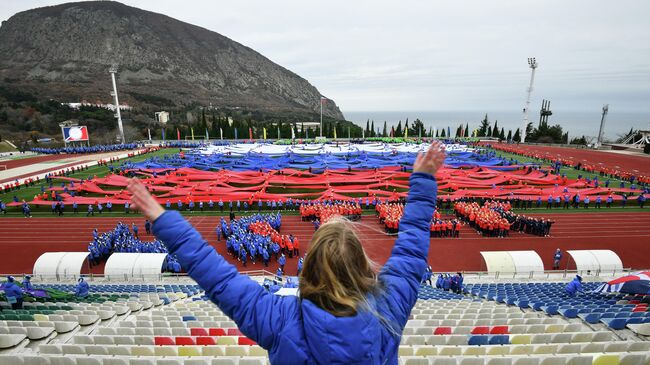 Отдыхающие в Международном детском центре Артек