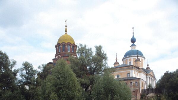 Вид на купола храмов Покровского женского монастыря в Хотьково, в котором хранятся мощи родителей преподобного Сергия Радонежского - святых Марии и Кирилла.