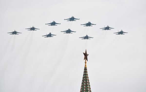 Истребители МиГ-29 и Су-30СМ на репетиции воздушной части парада Победы в Москве Истребители МиГ-29 и Су-30СМ на репетиции воздушной части парада Победы в Москве