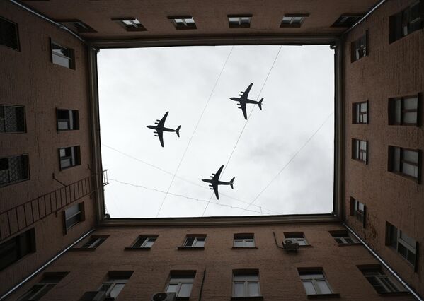 Тяжелый транспортный самолет Ил-76 на репетиции воздушной части парада Победы в Москве