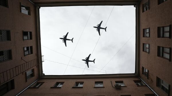 Тяжелый транспортный самолет Ил-76 на репетиции воздушной части парада Победы