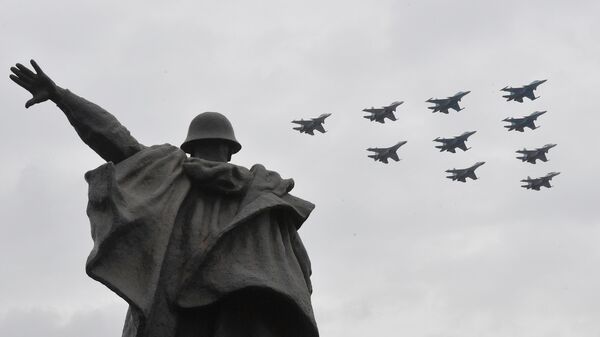 Истребители МиГ-29 и Су-30СМ на репетиции воздушной части парада Победы в Москве. Слева: статуя воина на мосту Победы