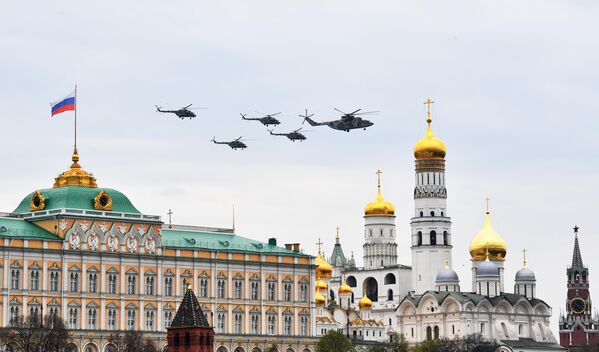 Тяжелые вертолеты Ми-26 на репетиции воздушной части парада Победы в Москве