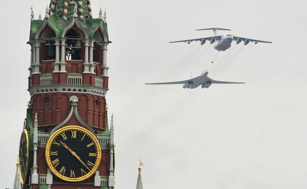 Самолет-заправщик Ил-78 и стратегический бомбардировщик-ракетоносец Ту-160 на репетиции воздушной части парада Победы в Москве Самолет-заправщик Ил-78 и стратегический бомбардировщик-ракетоносец Ту-160 на репетиции воздушной части парада Победы в Москве