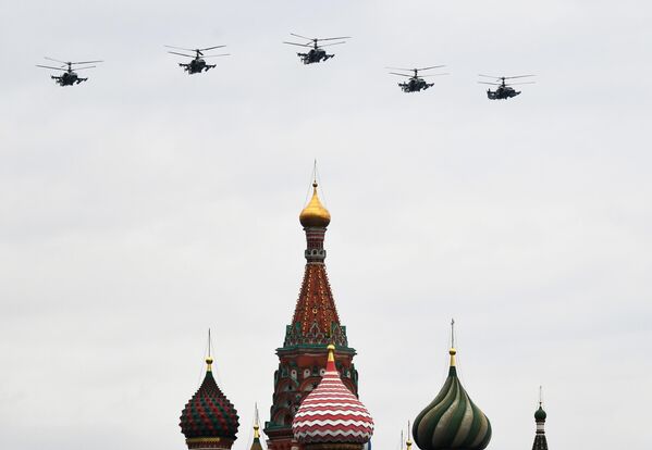 Ударные вертолеты Ка-52 Аллигатор на репетиции воздушной части парада Победы в Москве