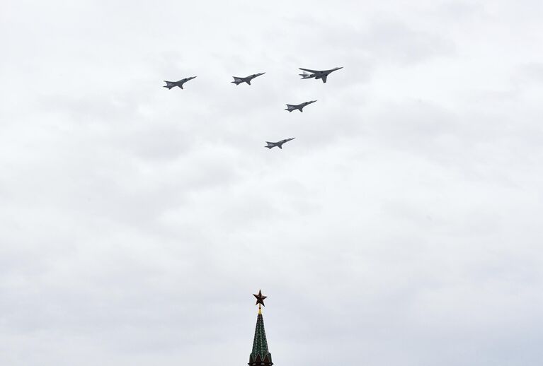 Дальние сверхзвуковые бомбардировщики-ракетоносцы Ту-22М3 и стратегический бомбардировщик-ракетоносец Ту-160 на репетиции воздушной части парада Победы в Москве