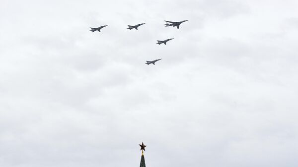 Дальние сверхзвуковые бомбардировщики-ракетоносцы Ту-22М3 и стратегический бомбардировщик-ракетоносец Ту-160 на репетиции воздушной части парада Победы в Москве