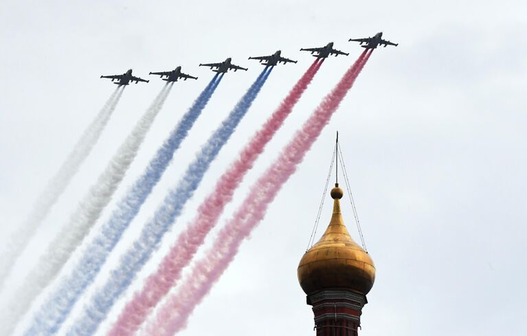 Штурмовики Су-25 на репетиции воздушной части парада Победы в Москве