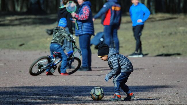 Родители с детьми отдыхают в парке