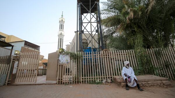 Закрытая из-за пандемии коронавируса COVID-19 мечеть в столице Судана городе Хартум