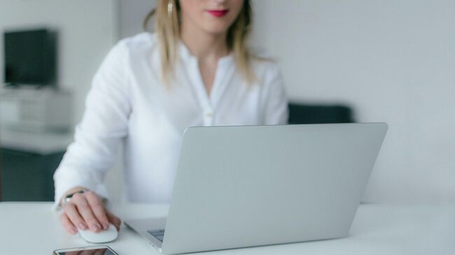 Девушка работает за компьютером