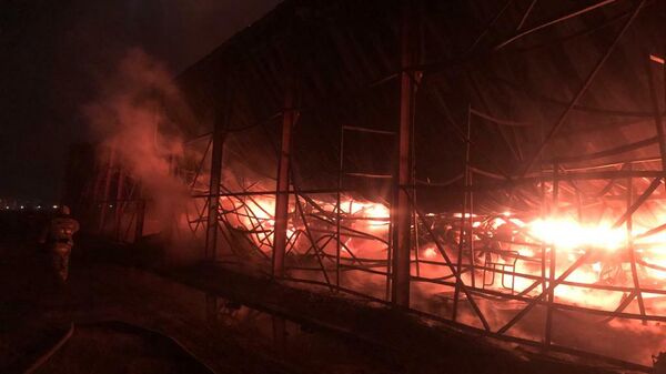 Пожар на фабрике нетканых материалов в Коммунаре в Гатчинском районе Ленинградской области