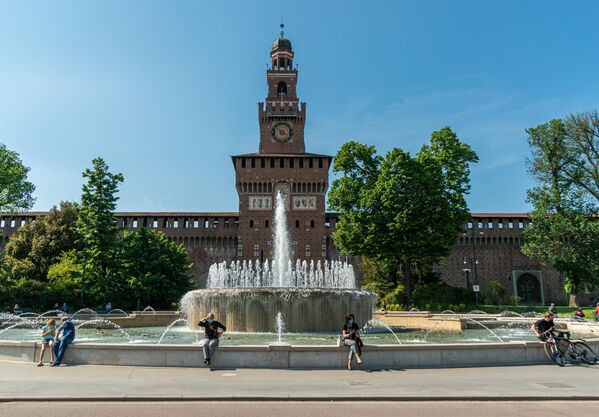 Люди на площади у замка Сфорца в Милане