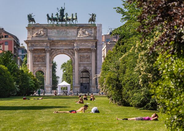 Отдыхающие в одном из парков Милана