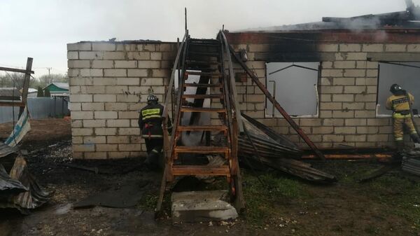 Сотрудники МЧС во время ликвидации пожара в частном доме в Раменском районе Подмосковья