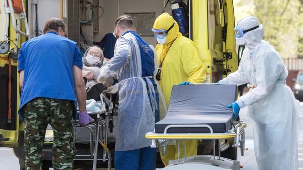 Бригада скорой помощи доставила пациента с подозрением на коронавирусную инфекцию в приемное отделение национального медицинского центра эндокринологии Минздрава России в Москве