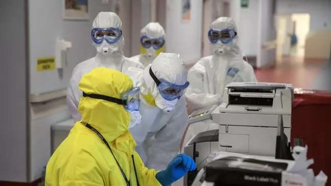 Медицинские сотрудники приемного отделения национального медицинского центра эндокринологии Минздрава России в Москве