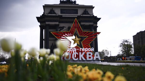 Уличное украшение ко Дню Победы у Триумфальной арки в Москве