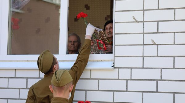 Военнослужащие ЦВО дали концерты под окнами домов ветеранов Великой Отечественной войны в Самаре