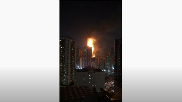 Возгорание высотного здание в эмирате Шарджа, ОАЭ 