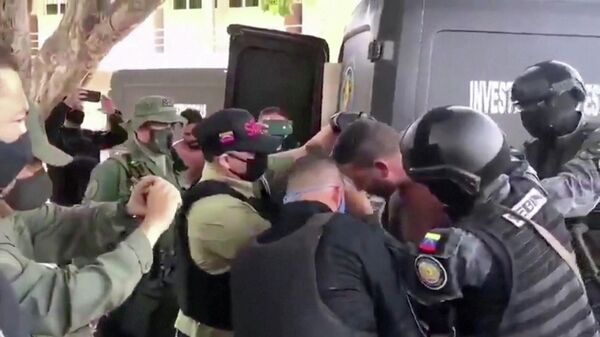 Венесуэльские военные перевозят подозреваемого в предполагаемом вторжении