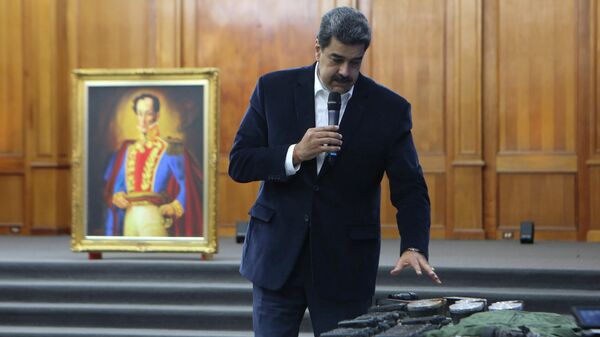 Президент Венесуэлы Николас Мадуро демонстрирует снаряжение, изъятое после предполагаемой попытки вторжения 