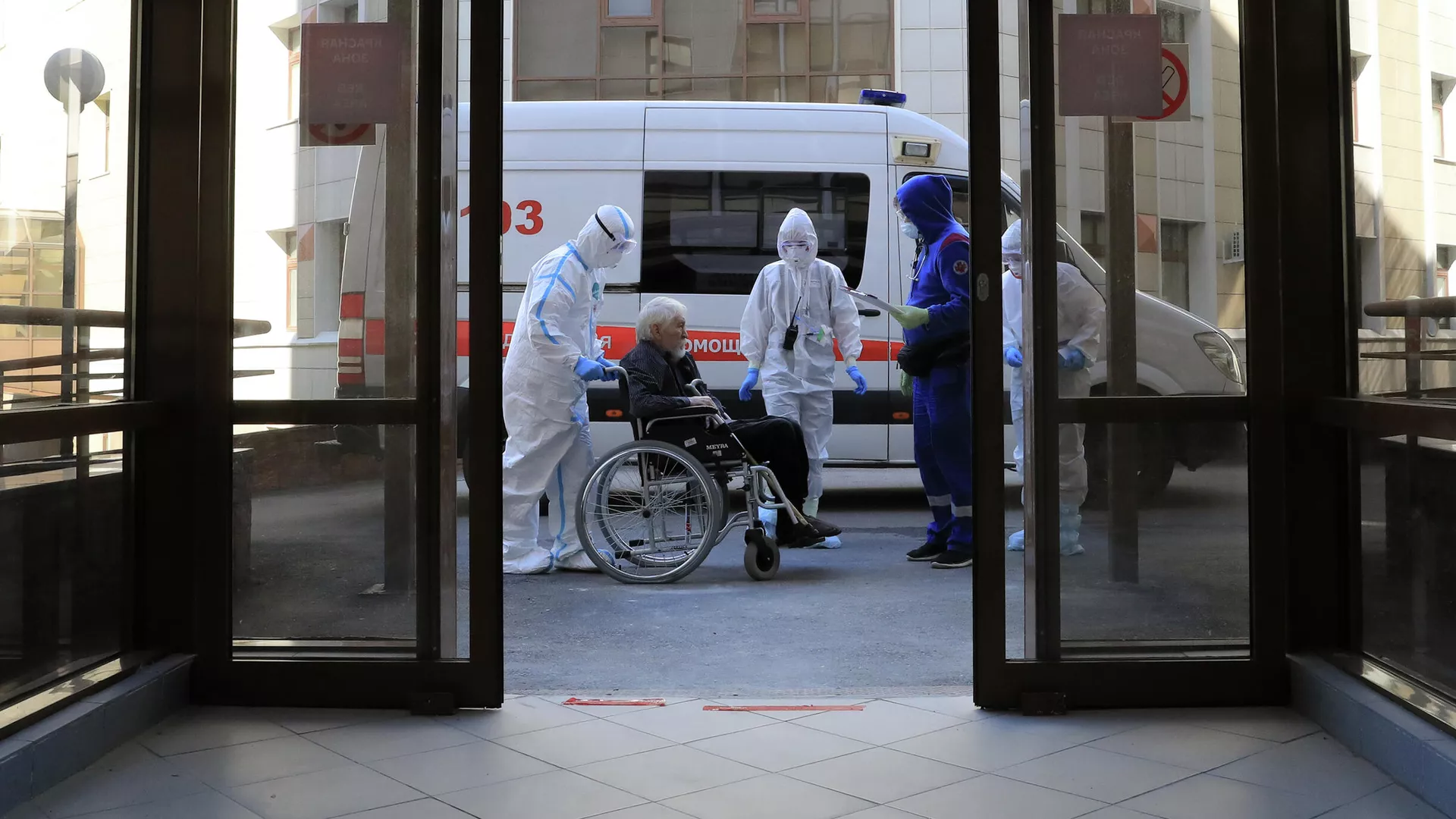 Медицинские работники и пациент в стационаре для больных с коронавирусной инфекцией - РИА Новости, 1920, 07.09.2020