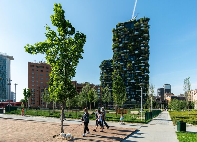 Отдыхающие в парке возле жилого комплекса Bosco Verticale в Милане