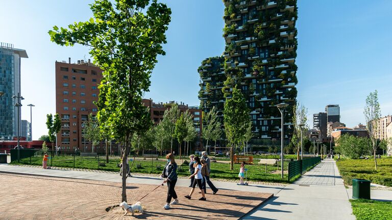 Отдыхающие в парке возле жилого комплекса Bosco Verticale в Милане