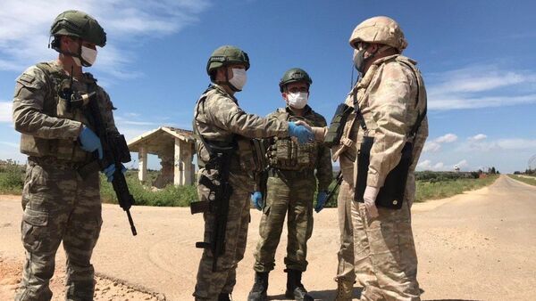 Военнослужащие РФ и Турции патрулируют участок трассы М-4 в зоне деэскалации Идлиб в Сирии