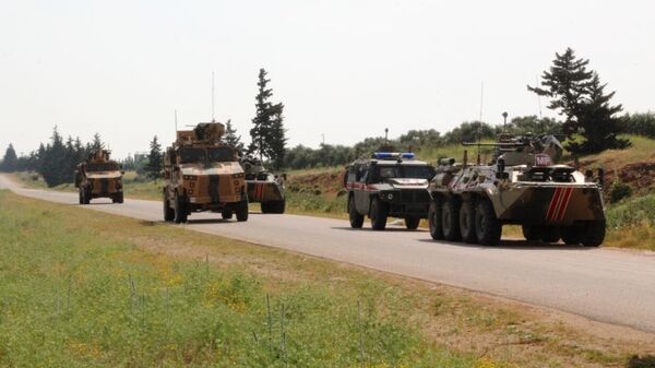 Военнослужащие РФ и Турции патрулируют участок трассы в зоне деэскалации Идлиб в Сирии