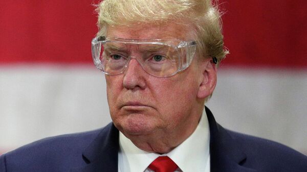 Президент США Дональд Трамп на заводе Honeywell, который производит защитные маски, в Фениксе, штат Аризона