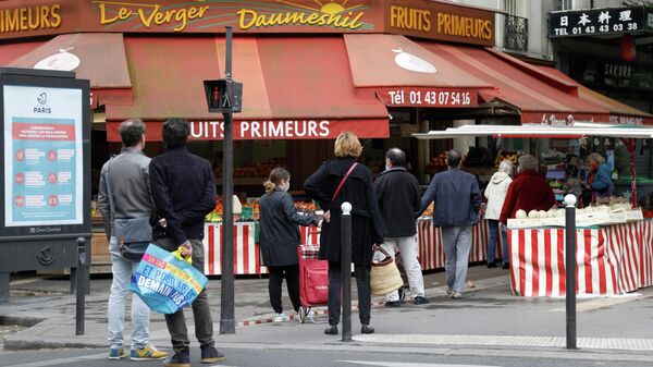 Покупатели в очереди возле магазина в Париже, Франция