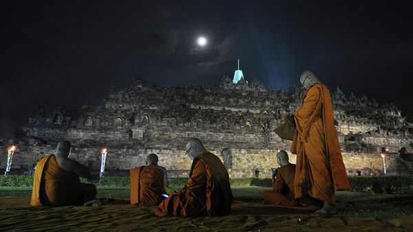 Буддийские монахи молятся во время празднования Дня Весак