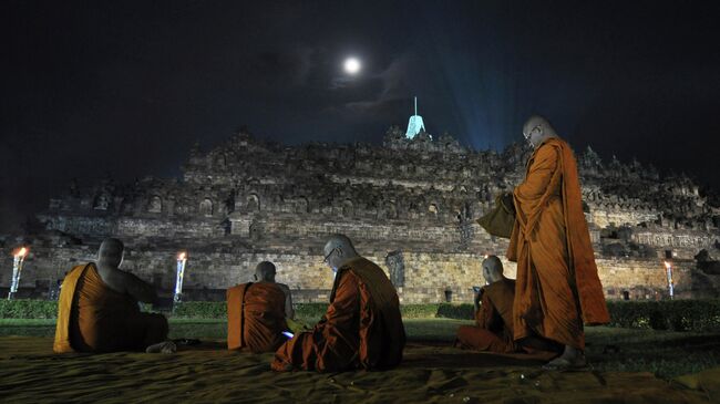 Буддийские монахи молятся