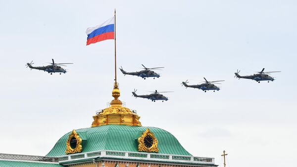 Ударные вертолеты Ми-24 на репетиции воздушного парада Победы в Москве