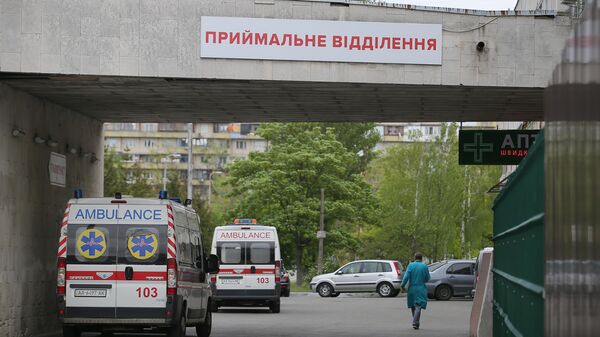 Автомобили скорой помощи у здания Киевской городской больницы скорой медицинской помощ