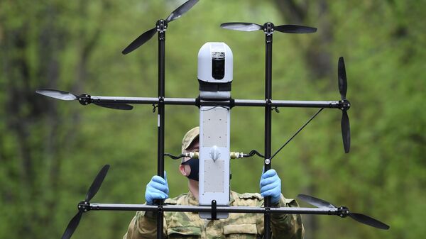 Военнослужащий Росгвардии готовит к полету беспилотный летательный аппарат ZALA для подготовки патрулирования