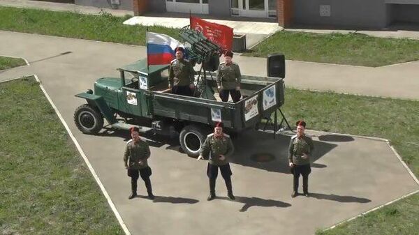 Мини-концерт в честь 9 мая: военные ЦВО выступили под окнами ветеранов