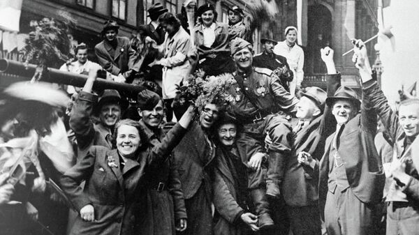 Жители Праги встречают советских солдат, освободивших город от фашистов во время Великой Отечественной войны