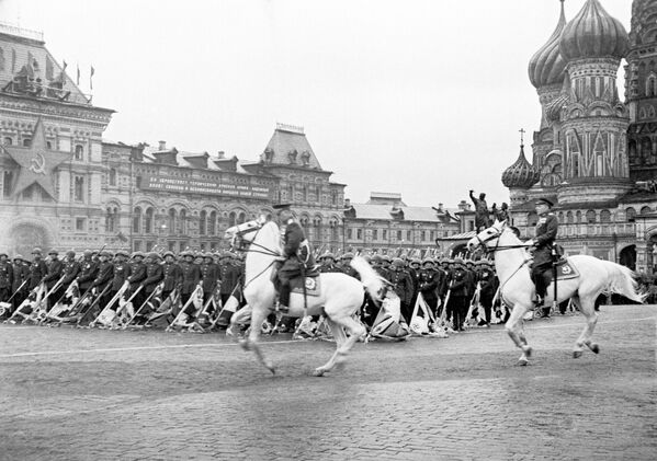 Парад на Красной площади в Москве в ознаменование победы СССР над Германией в Великой Отечественной войне 24 июня 1945 года
