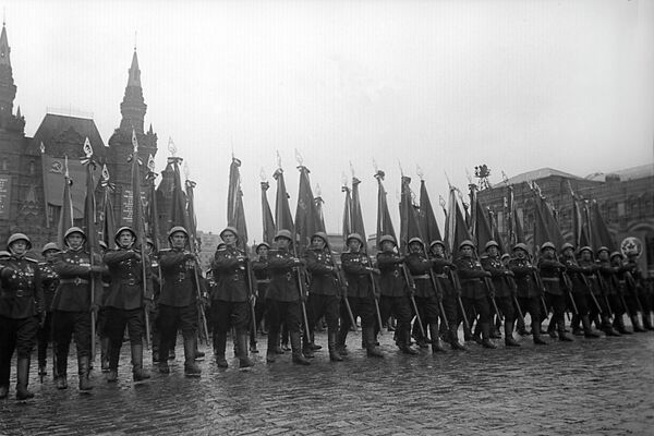 Торжественный марш сводного полка одного из фронтов на Параде Победы на Красной площади 24 июня 1945 года