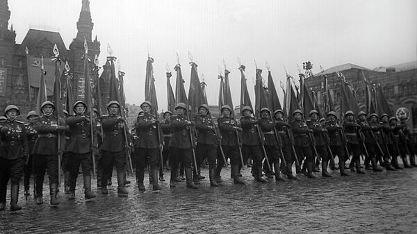 Торжественный марш сводного полка одного из фронтов на Параде Победы на Красной площади 24 июня 1945 года