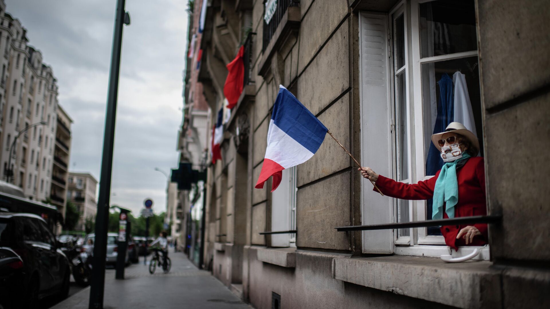 Женщина держит флаг Франции во время акции в поддержку врачей в пригороде Парижа - РИА Новости, 1920, 24.05.2020