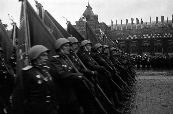 Знаменосцы полка одного из фронтов на Параде Победы на Красной площади 24 июня 1945 года