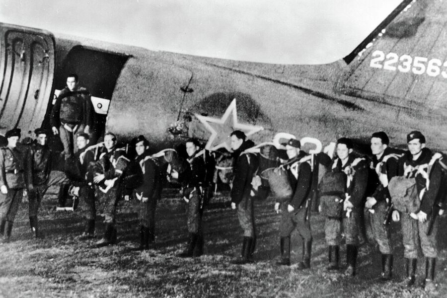 Группа партизан готовится к отлету в Словакию. Великая Отечественная война 1941-1945 годов