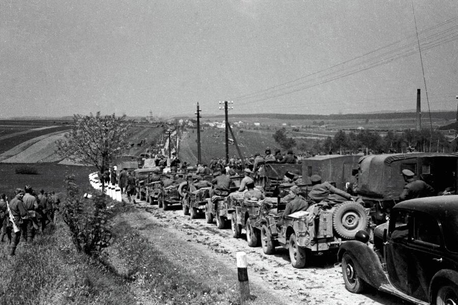 Советские войска на марше по дороге Брно-Прага. 2-й Украинский фронт
