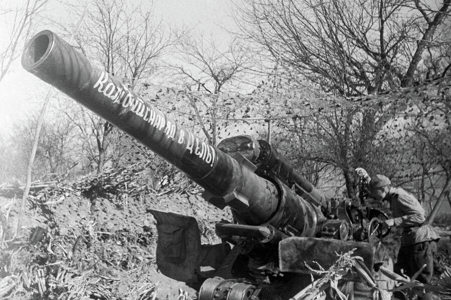 Артиллеристы у орудия во время освобождения Чехословакии. На стволе орудия надпись Каждый снаряд в цель!