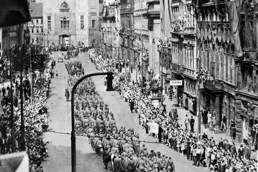 Советские войска проходят по улицам Праги