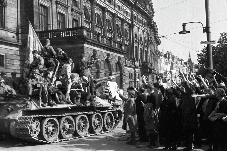 Жители Праги приветствуют советские войска. 9 Мая 1945 года